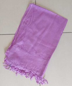 PAREO HINDÚ LISO BORDADO CON FLECOS. COLOR LILA, TAMAÑO 100 X 180 CM
