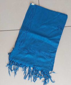 PAREO HINDÚ LISO BORDADO CON FLECOS. COLOR AZUL, TAMAÑO 100 X 180 CM