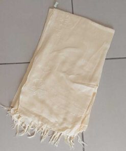 PAREO HINDÚ LISO BORDADO CON FLECOS. COLOR BEIGE, TAMAÑO 100 X 180 CM