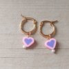 ARO DE ACERO DORADO ARGOLLA 15 MM CON DIJE CORAZÓN ROSA Y LILA.
