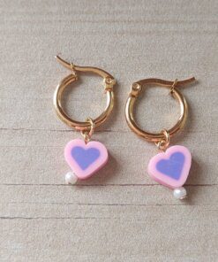 ARO DE ACERO DORADO ARGOLLA 15 MM CON DIJE CORAZÓN ROSA Y LILA.