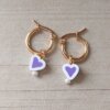 ARO DE ACERO DORADO ARGOLLA 15 MM CON DIJE CORAZÓN BLANCO Y LILA.