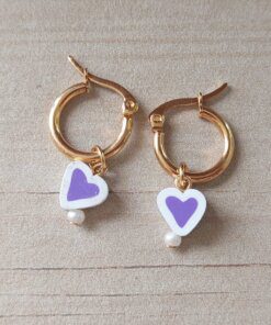 ARO DE ACERO DORADO ARGOLLA 15 MM CON DIJE CORAZÓN BLANCO Y LILA.