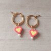 ARO DE ACERO DORADO ARGOLLA 15 MM CON DIJE CORAZÓN CORAL Y AMARILLO.
