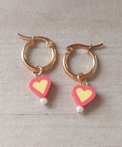 ARO DE ACERO DORADO ARGOLLA 15 MM CON DIJE CORAZÓN CORAL Y AMARILLO.