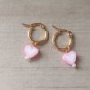 ARO DE ACERO DORADO ARGOLLA 15 MM CON DIJE CORAZÓN ROSA Y BLANCO.