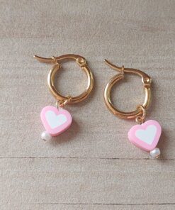 ARO DE ACERO DORADO ARGOLLA 15 MM CON DIJE CORAZÓN ROSA Y BLANCO.
