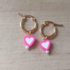 ARO DE ACERO DORADO ARGOLLA 15 MM CON DIJE CORAZÓN FUCSIA Y BLANCO.