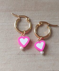 ARO DE ACERO DORADO ARGOLLA 15 MM CON DIJE CORAZÓN FUCSIA Y BLANCO.