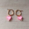 ARO DE ACERO DORADO ARGOLLA 15 MM CON DIJE CORAZÓN FUCSIA Y BLANCO.