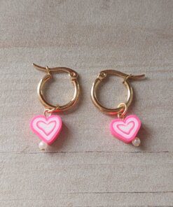 ARO DE ACERO DORADO ARGOLLA 15 MM CON DIJE CORAZÓN FUCSIA Y BLANCO.