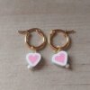ARO DE ACERO DORADO ARGOLLA 15 MM CON DIJE CORAZÓN BLANCO Y ROSA.