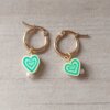 ARO DE ACERO DORADO ARGOLLA 15 MM CON DIJE CORAZÓN AMARILLO Y VERDE.