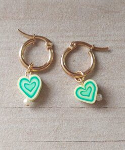 ARO DE ACERO DORADO ARGOLLA 15 MM CON DIJE CORAZÓN AMARILLO Y VERDE.