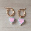 ARO DE ACERO DORADO ARGOLLA 15 MM CON DIJE CORAZÓN CELESTE Y FUCSIA.