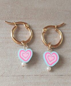 ARO DE ACERO DORADO ARGOLLA 15 MM CON DIJE CORAZÓN CELESTE Y FUCSIA.