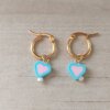 ARO DE ACERO DORADO ARGOLLA 15 MM CON DIJE CORAZÓN CELESTE Y ROSA.