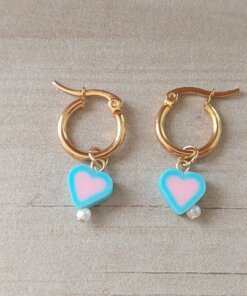 ARO DE ACERO DORADO ARGOLLA 15 MM CON DIJE CORAZÓN CELESTE Y ROSA.