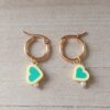 ARO DE ACERO DORADO ARGOLLA 15 MM CON DIJE CORAZÓN AMARILLO Y VERDE.