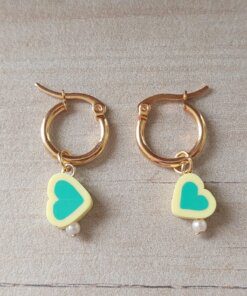 ARO DE ACERO DORADO ARGOLLA 15 MM CON DIJE CORAZÓN AMARILLO Y VERDE.
