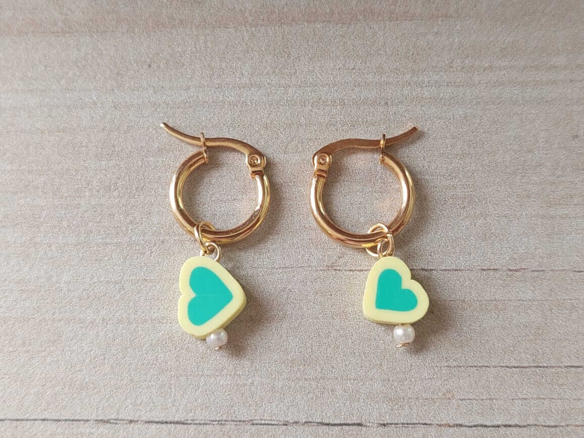 ARO DE ACERO DORADO ARGOLLA 15 MM CON DIJE CORAZÓN AMARILLO Y VERDE.