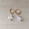 ARO DE ACERO DORADO BRISURA CON LAGRIMA CRISTAL. LARGO TOTAL 29 MM.