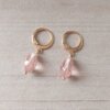 ARO DE ACERO DORADO BRISURA CON LAGRIMA ROSA. LARGO TOTAL 29 MM.