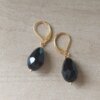 ARO DE ACERO DORADO BRISURA CON LAGRIMA NEGRA. LARGO TOTAL 32 MM.