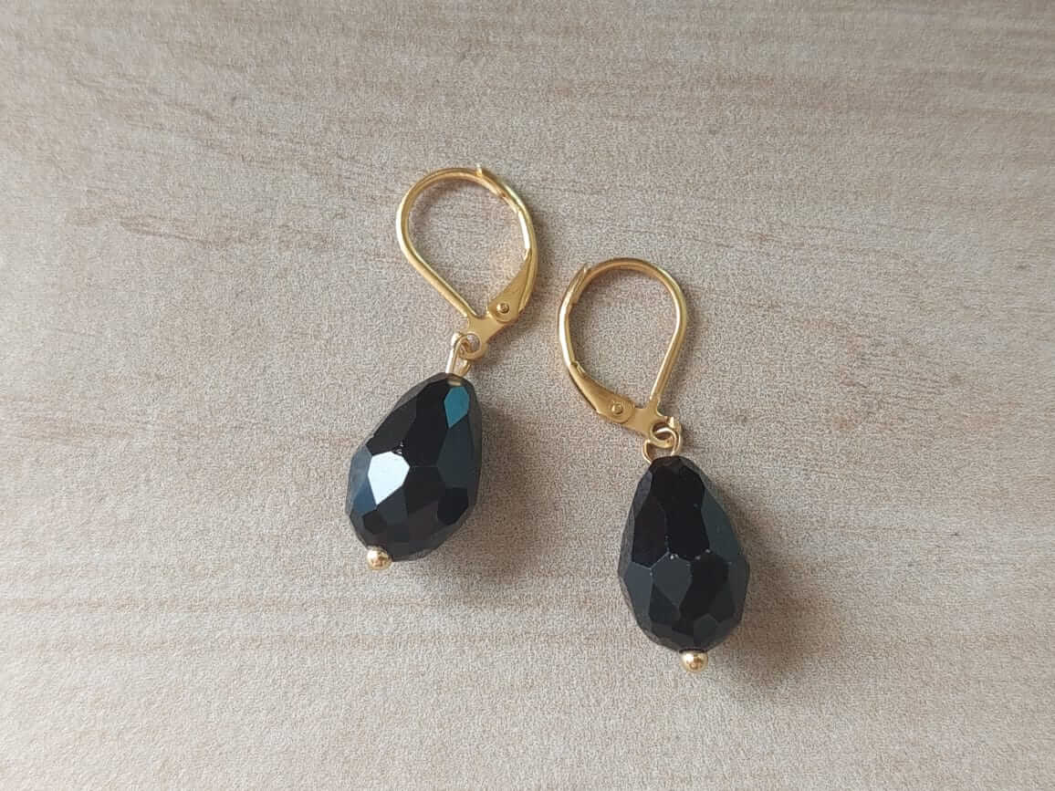 ARO DE ACERO DORADO BRISURA CON LAGRIMA NEGRA. LARGO TOTAL 32 MM.