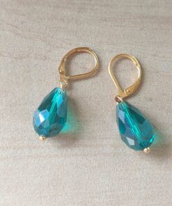 ARO DE ACERO DORADO BRISURA CON LAGRIMA VERDE ESMERALDA. LARGO TOTAL 32 MM.