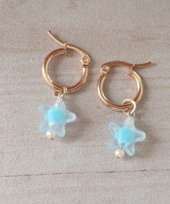 ARO DE ACERO DORADO ARGOLLA 15 MM CON DIJE ESTRELLA ACRÍLICO CELESTE.