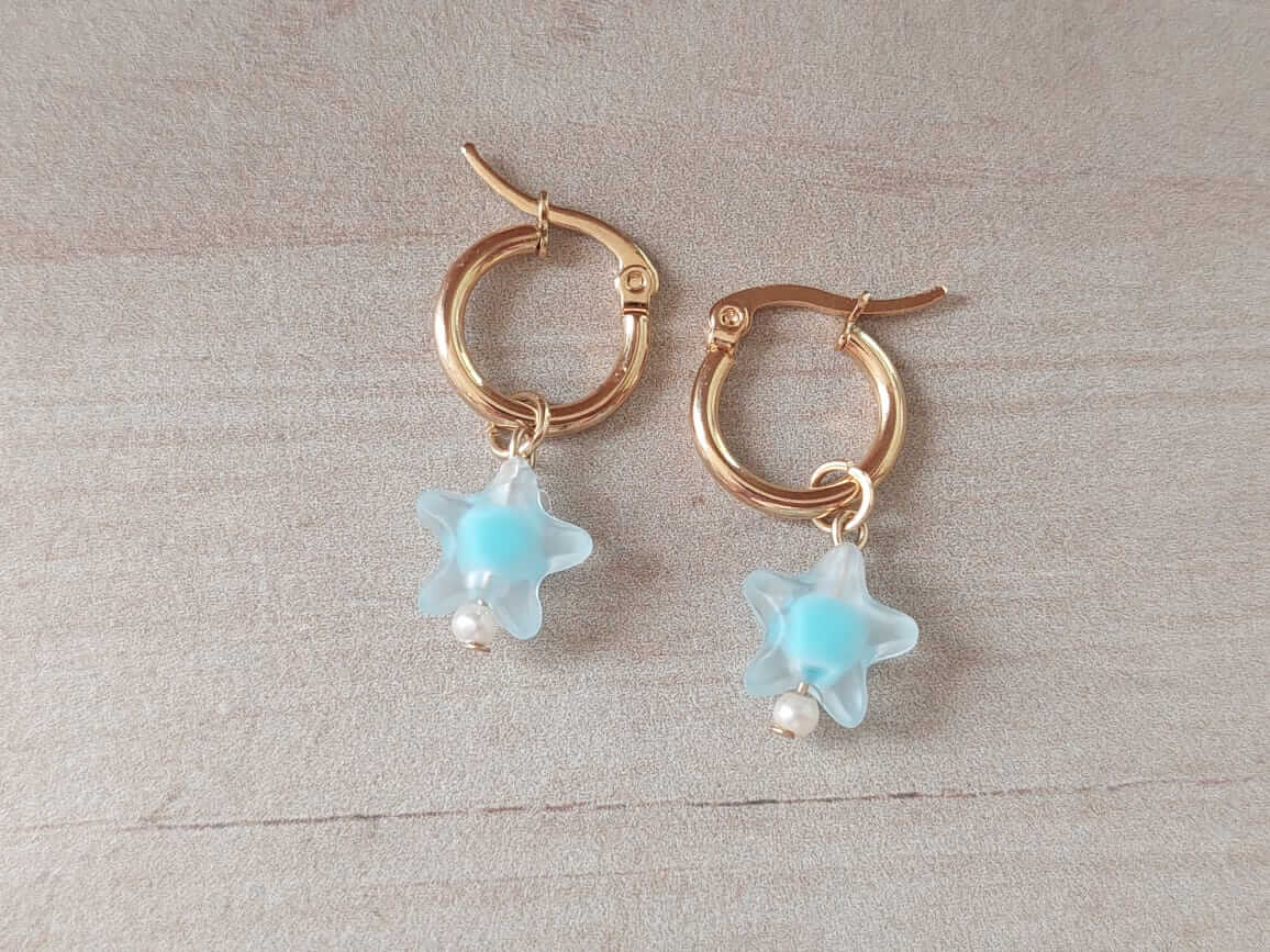 ARO DE ACERO DORADO ARGOLLA 15 MM CON DIJE ESTRELLA ACRÍLICO CELESTE.
