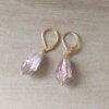 ARO DE ACERO DORADO BRISURA CON LAGRIMA ROSA. LARGO TOTAL 32 MM.