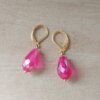 ARO DE ACERO DORADO BRISURA CON LAGRIMA FUCSIA. LARGO TOTAL 32 MM.