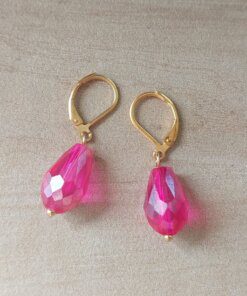 ARO DE ACERO DORADO BRISURA CON LAGRIMA FUCSIA. LARGO TOTAL 32 MM.
