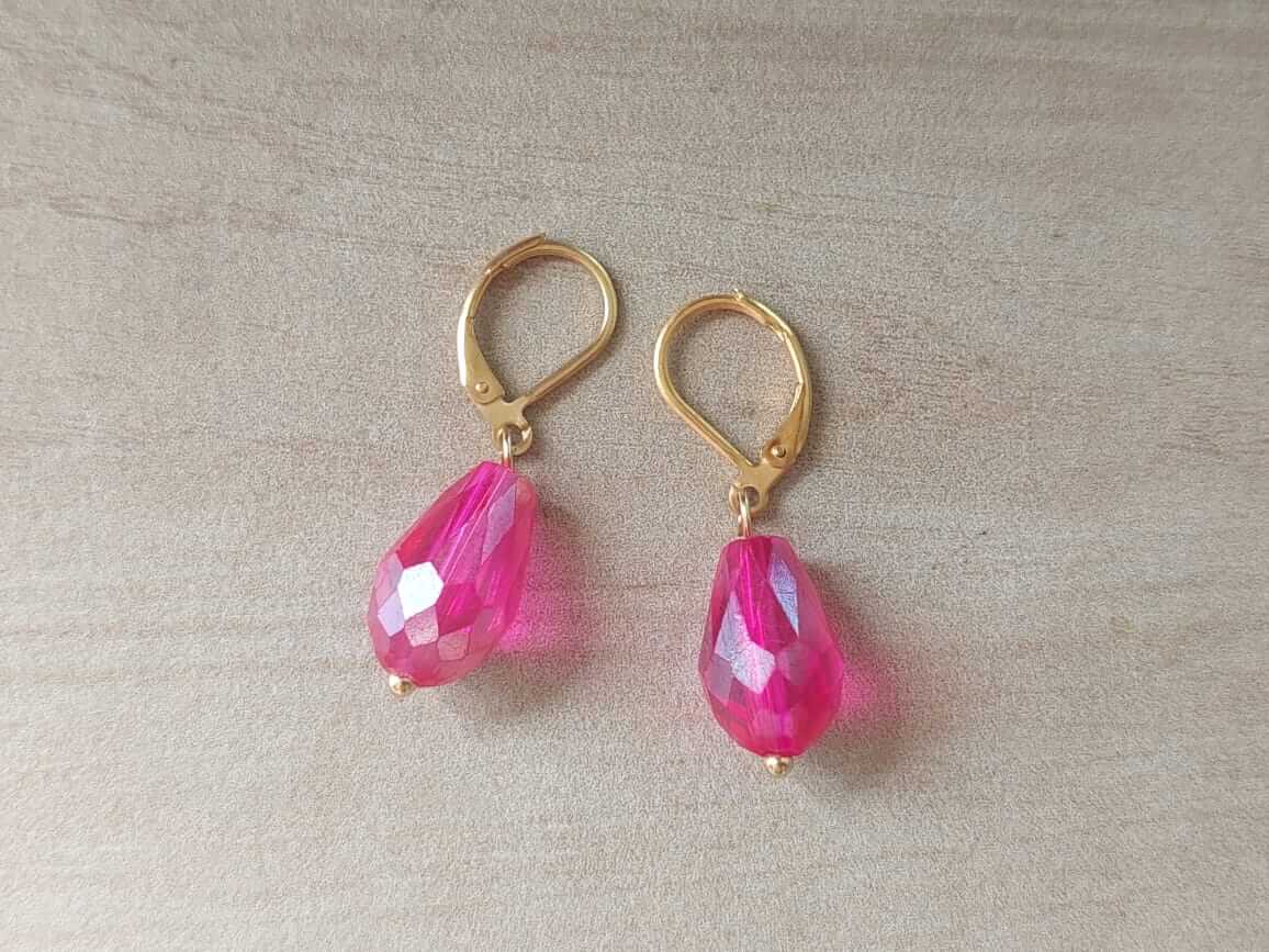 ARO DE ACERO DORADO BRISURA CON LAGRIMA FUCSIA. LARGO TOTAL 32 MM.