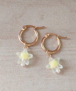 ARO DE ACERO DORADO ARGOLLA 15 MM CON DIJE ESTRELLA ACRÍLICO AMARILLA.