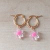 ARO DE ACERO DORADO ARGOLLA 15 MM CON DIJE ESTRELLA ACRÍLICO FUCSIA.