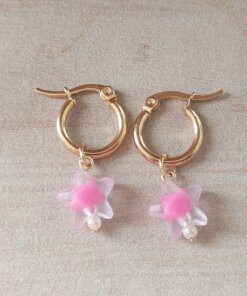ARO DE ACERO DORADO ARGOLLA 15 MM CON DIJE ESTRELLA ACRÍLICO FUCSIA.