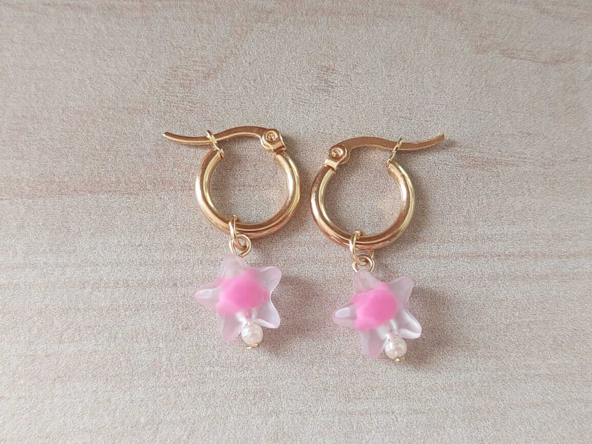 ARO DE ACERO DORADO ARGOLLA 15 MM CON DIJE ESTRELLA ACRÍLICO FUCSIA.
