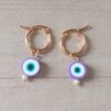 ARO DE ACERO DORADO ARGOLLA 15 MM CON DIJE OJO TURCO LILA.