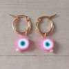 ARO DE ACERO DORADO ARGOLLA 15 MM CON DIJE OJO TURCO FUCSIA.