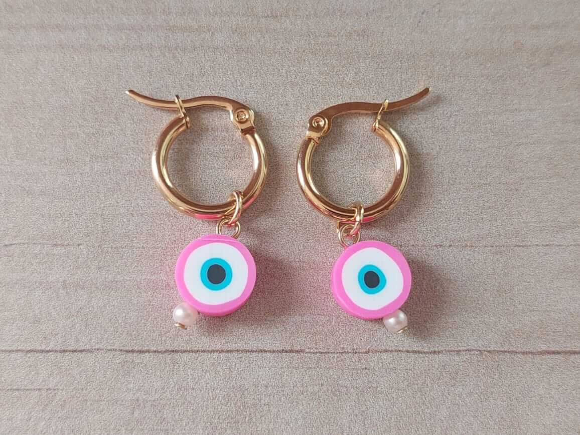 ARO DE ACERO DORADO ARGOLLA 15 MM CON DIJE OJO TURCO FUCSIA.