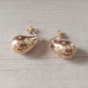 ARO DE ACERO DORADO CON STRASS, TIPO GOTA CON FRU FRU. TAMAÑO 22 X 14 MM