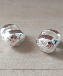 ARO DE ACERO BLANCO ARGOLLA CON BISAGRA HUECA CIRCULAR CON ESTRELLAS Y STRASS. TAMAÑO 15 MM