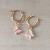 ARO DE ACERO DORADO ARGOLLA 15 MM CON DIJE MARIPOSA ACRÍLICO BLANCO Y ROSA CHICLE.