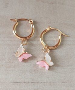 ARO DE ACERO DORADO ARGOLLA 15 MM CON DIJE MARIPOSA ACRÍLICO BLANCO Y ROSA CHICLE.