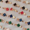 ANILLOS DE ACERO DORADO VAN CLEEF ESMALTADO X 36 UNIDADES. MEDIDAS Y EN COLORES SURTIDOS. (MEDIDAS DEL 16 AL 21)