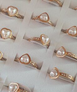 ANILLOS DE ACERO DORADO X 36 UNIDADES CON CORAZÓN DE PERLA Y STRASS. (MEDIDAS DEL 16 AL 20)