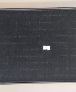 EXHIBIDOR AFELPADO NEGRO PARA 100 ANILLOS. TAMAÑO 34 X 24 CM.